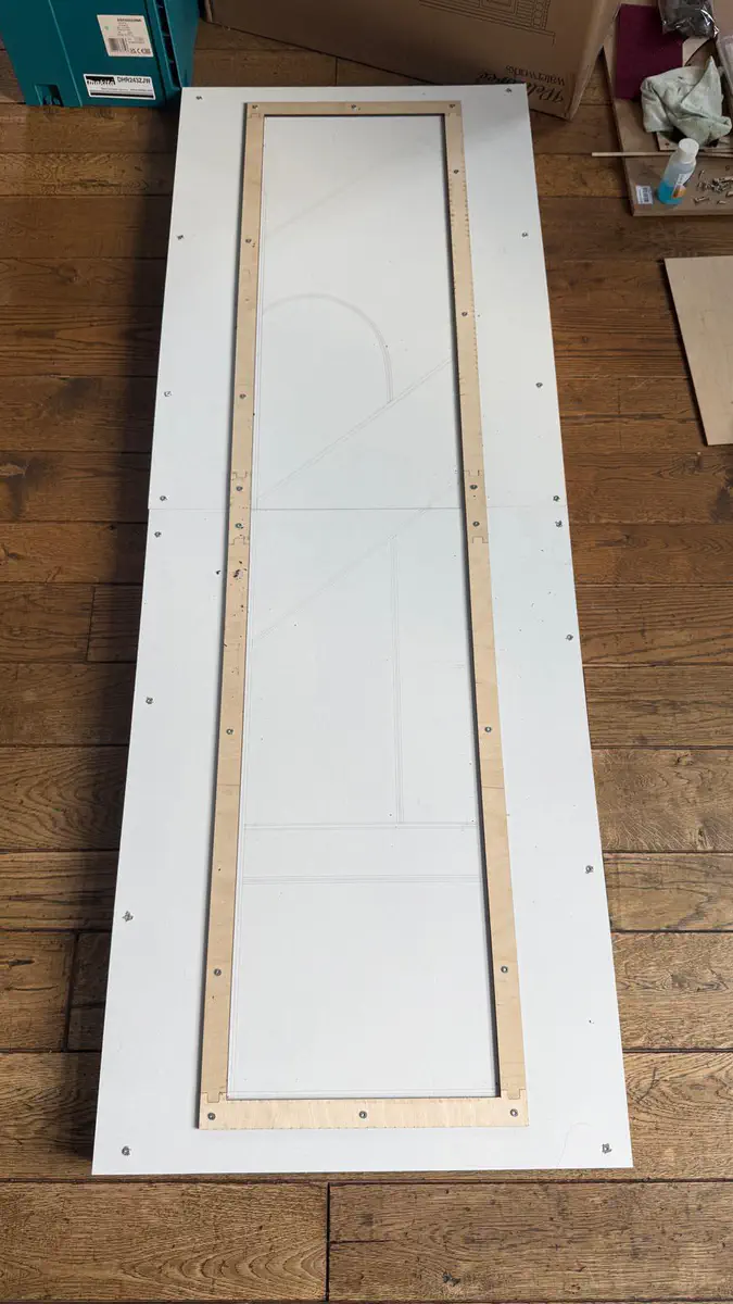 Houten mallen op een grote plaat om de pasvorm van de panelen te controleren