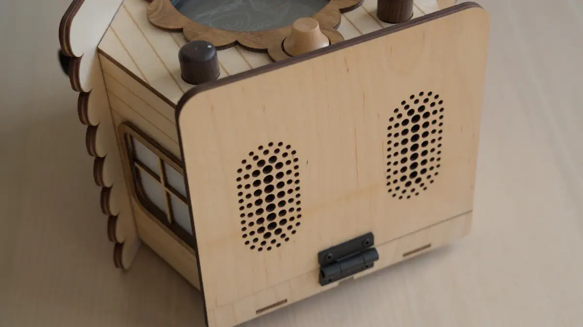 De klep die het audiosysteem en de speakers afdekt