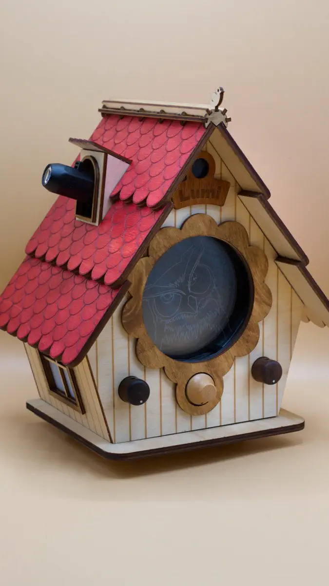 Overzicht vogelhuisje bij licht